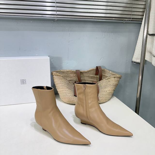 高品质出厂 ！小众潮牌Toteme25Ss早秋新款复古坡跟短靴尖头侧拉链短靴！绝美裸靴！时髦极小尖头搭配坡跟内增高的设计 潇洒百搭而且脚感很稳。鞋型纤细又时髦，
