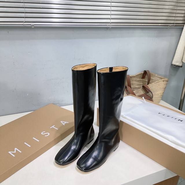高品质出厂 ！小众潮牌Miista 25Ss秋冬新款直筒一脚蹬平底长靴极简风骑士靴！ 这种看似简单的款式超级百搭，无论搭配什么颜色衣服都非常棒，简单款不怕多好穿