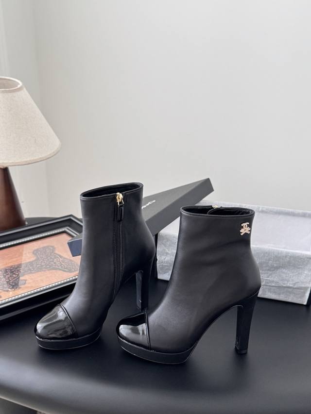 Chanel 25P秀款厚底防水台玛丽珍短靴 防水台4.5Cm，后跟10Cm！ 上脚后很稳！穿上立马两米八 内里垫脚羊皮，真皮大底。 Size:35-39 40