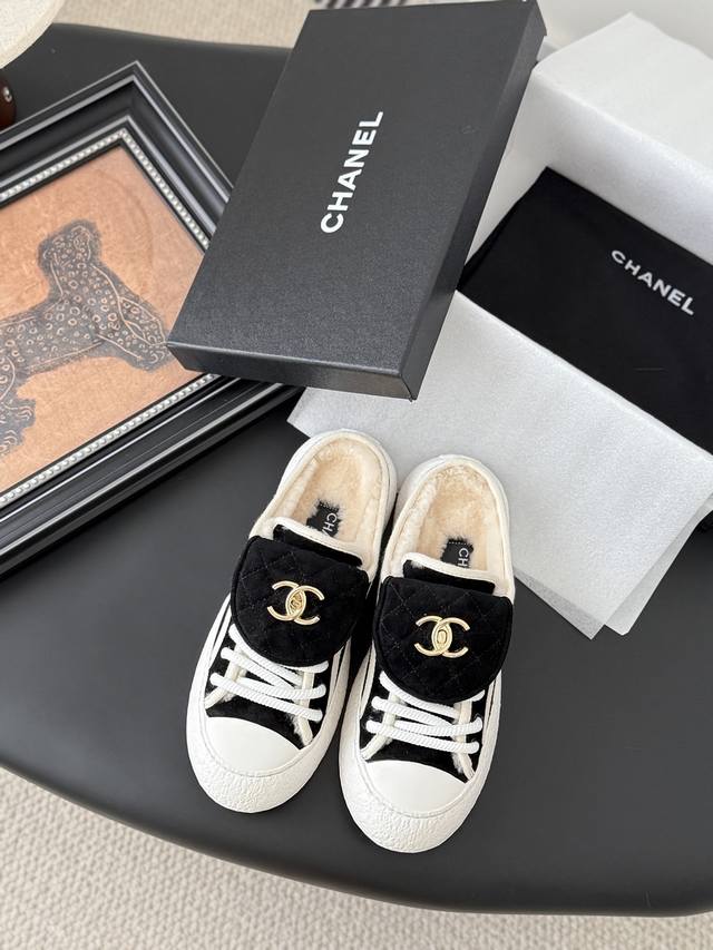 Chanel 经典书包扣单鞋 基础单鞋样式鞋型修长秀气 小巧圆形圆头 顶端双C书包点缀 简约而不简单且不失优雅！百搭气质 内里羊毛 鞋面羊皮 意大利真皮大底 S
