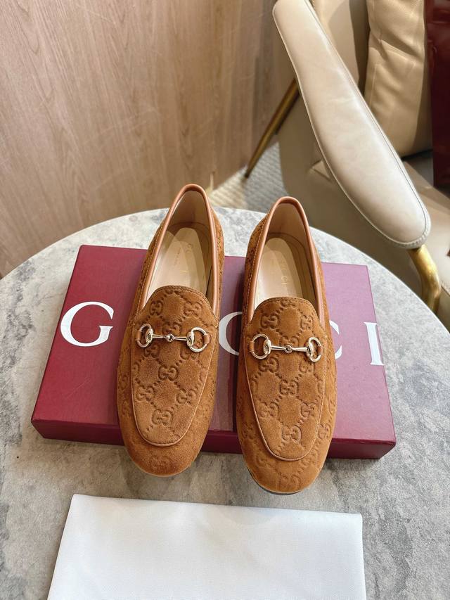1819-10* 棕 35-42 作为Gucci设计传承的杰出代表，Jordaan系列饰马衔扣乐福鞋生动彰显经典优雅格调。这款鞋履采用品牌标志性字母交织图案光滑
