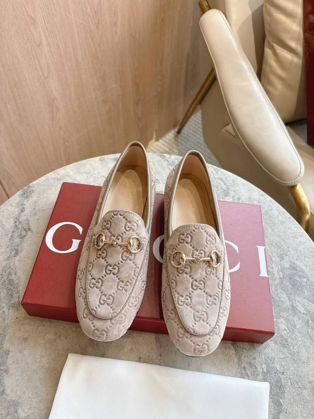 1819-10* 灰 35-42 作为Gucci设计传承的杰出代表，Jordaan系列饰马衔扣乐福鞋生动彰显经典优雅格调。这款鞋履采用品牌标志性字母交织图案光滑