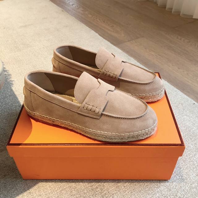 Hermes... A Eclair 2025爆款系列 版型超正，有一定厚度增高显腿长！透体透气 舒适的小牛皮，进口羊京 春夏拼色兼具颜值舒适度的单品！ 渠道货
