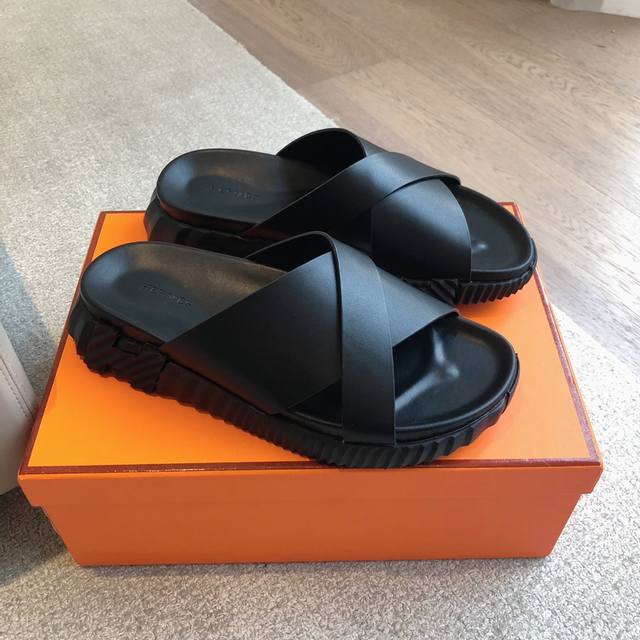 Hermes... A Eclair 新款Kelly+爆款系列 版型超正，有一定厚度增高显腿长！透体透气 舒适的进口牛皮 春夏拼色兼具颜值舒适度的单品！ 渠道货