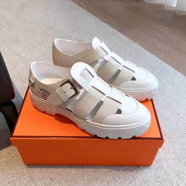 Hermes... A Eclair情侣款 2025走秀款 鞋底轻盈，有一定厚度增高显腿长！透体透气 舒适的牛皮搭配牛仔布 拼色兼具颜值舒适度的单品！ 渠道货源