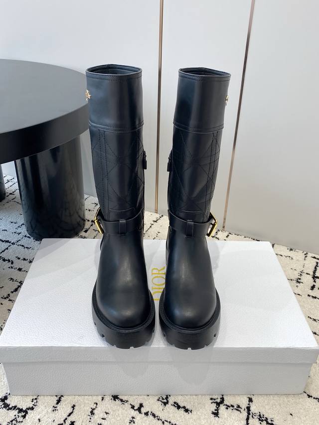出厂 Dior 迪奥2025 秋冬新款D-Quest系列朋克风藤格纹电绣女靴 明星同款Cd字母Logo五金皮带扣机车靴 低跟厚底圆头一脚蹬骑士中筒靴 材质：鞋面