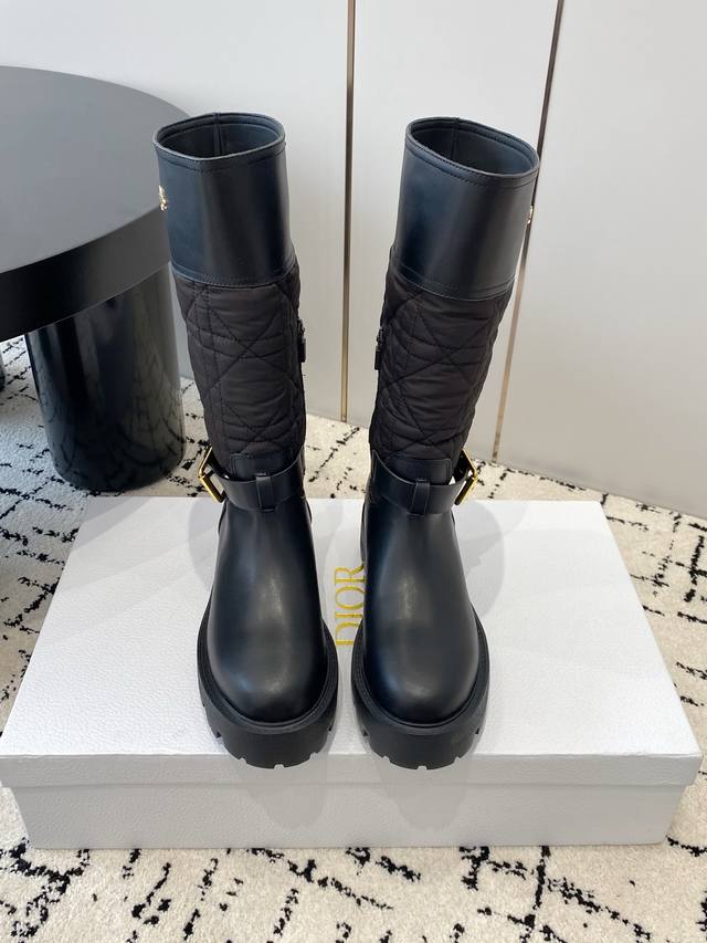 出厂 Dior 迪奥2025 秋冬新款D-Quest系列朋克风藤格纹电绣女靴 明星同款Cd字母Logo五金皮带扣机车靴 低跟厚底圆头一脚蹬骑士中筒靴 材质：鞋面