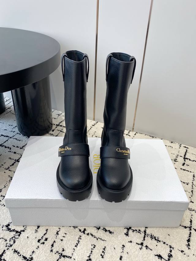 出厂 Dior 迪奥2025 秋冬新款D-Quest系列朋克风女靴 明星同款Cd字母Logo五金皮带扣机车靴 低跟厚底圆头一脚蹬骑士中筒靴 材质：鞋面进口全粒面