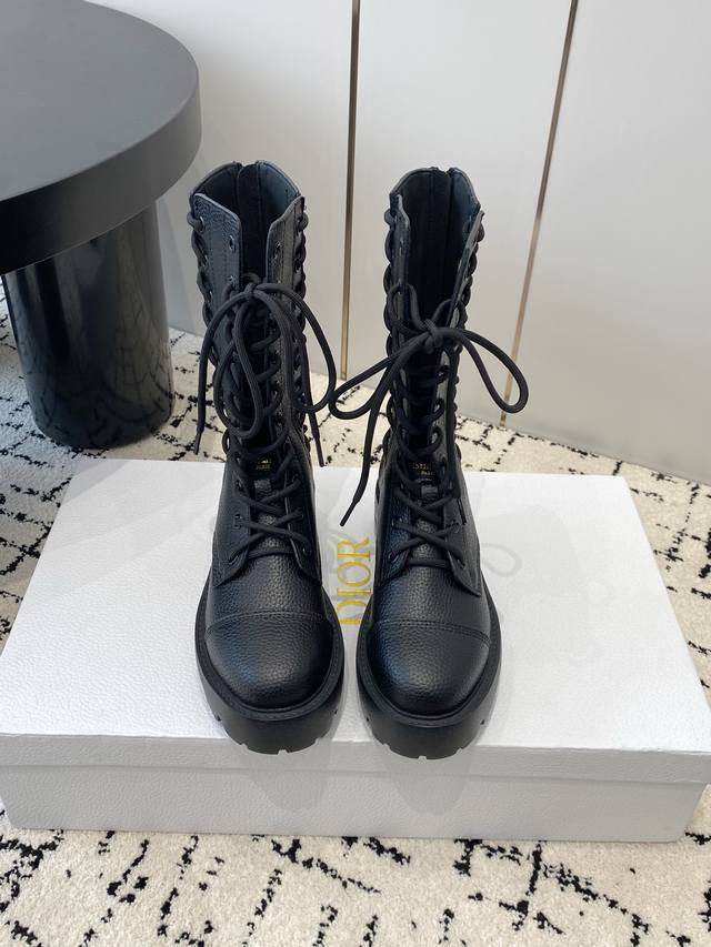 出厂 迪奥 Cd 2025 秋冬走秀海报新款D-Road高定系列后拉链机车女短靴 Dior字母Logo厚底圆头低跟系带骑士军靴 材质：鞋面进口粒面小牛皮 内里：