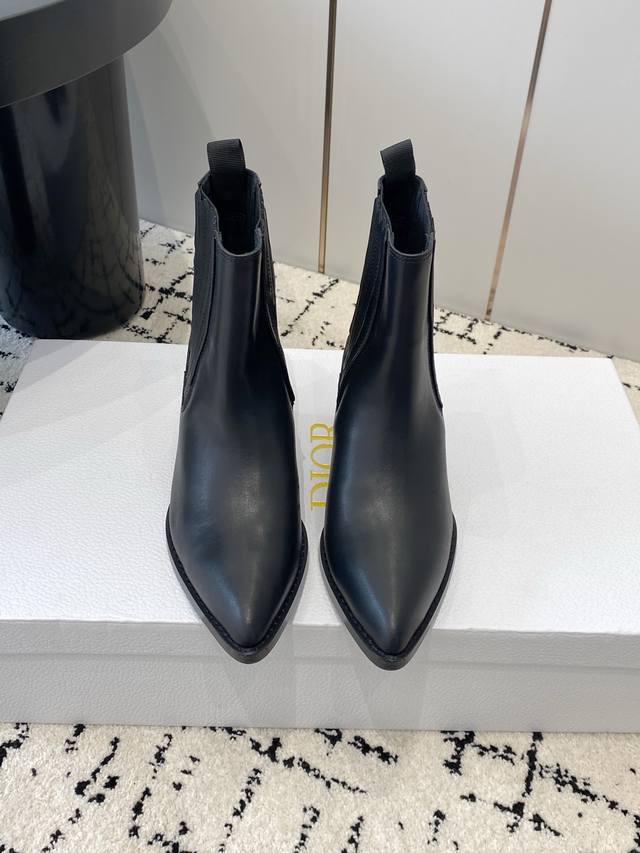 出厂 Dior 迪奥2025秋冬走秀高定系列D-West切尔西女靴 Cd字母Logo五金扣机车靴 明星同款粗跟尖头一脚骑士短靴 市面顶级版本 材质：鞋面进口小牛