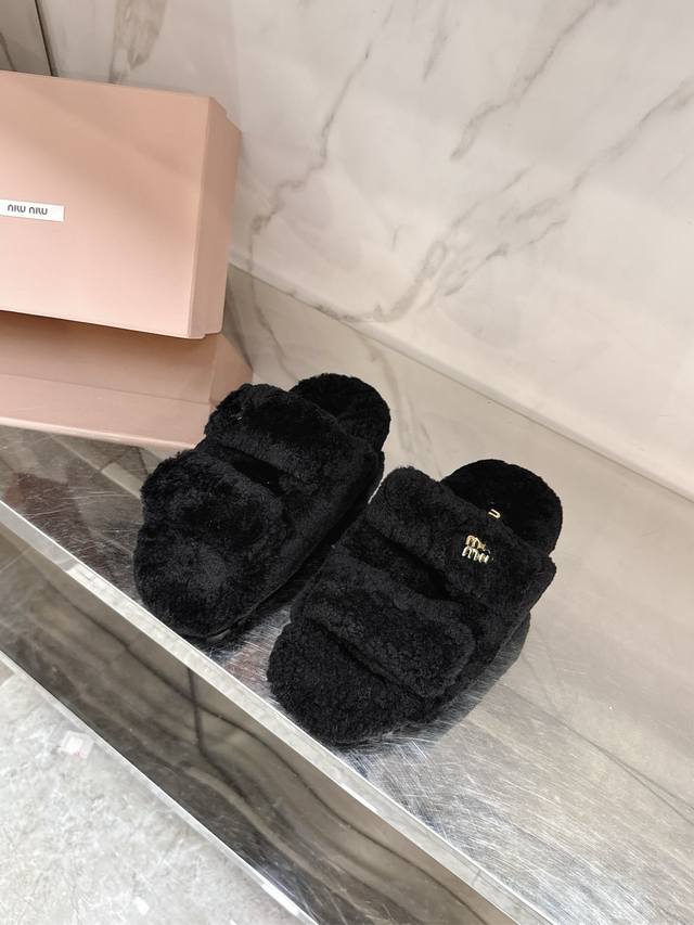 Miu Mi*25秋冬新品复古毛毛鞋，秋冬新宠，百搭时髦单品，轻奢气质的毛毛鞋为冬天增加了一些温暖，最必不可少的潮流单品，对版皮毛一体羊毛面料，私模橡胶耐磨大底