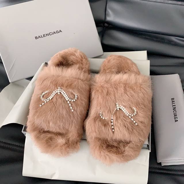 Balenciag*秋冬新款毛毛拖鞋秋冬必备经典百搭闭眼入，冬天谁能不爱毛毛拖呢，对版兔毛面料，私模防滑橡胶大底，码数：35-39# 40#订做不退换