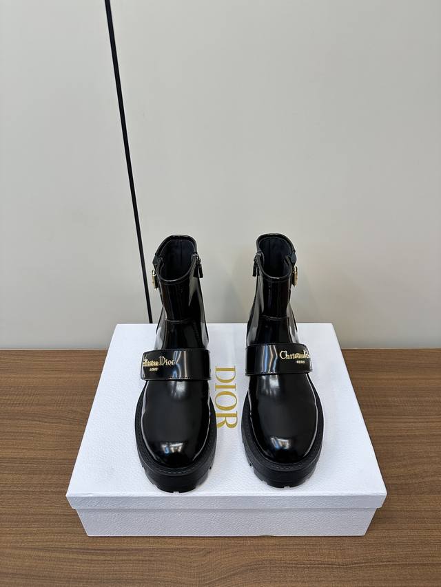 Dior 迪奥 Ss 新款秋冬英伦风布洛克厚底马丁靴 楦型百搭瘦脚Yyds.造型立体饱满，帅气十足 上脚舒适 一款非常复古风、气场十足单品！ 设计风格非常新颖