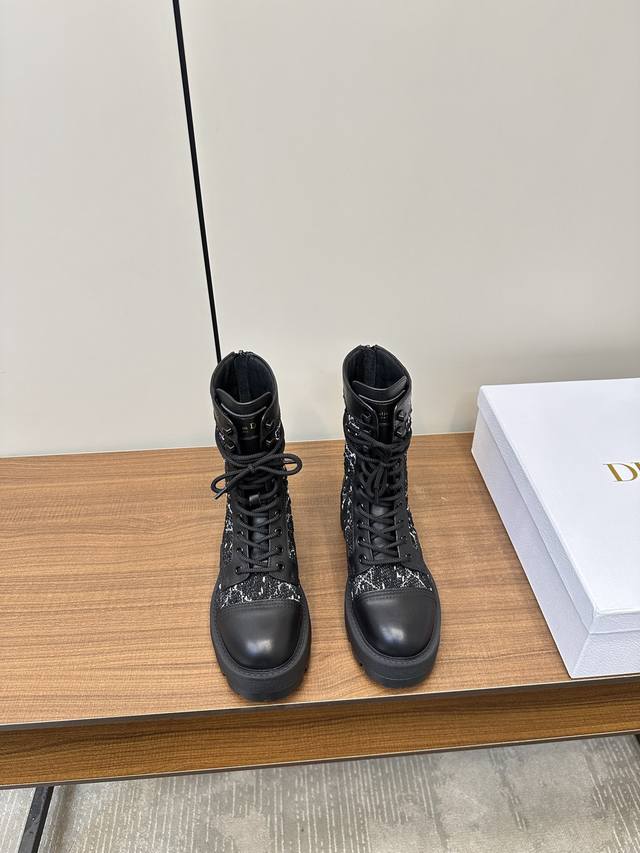 Dior 迪奥24Ss秋冬靴马丁靴 Dior秋冬主季打款，超爆级款的节奏！出行必备单品！随意搭配么怎穿都好看。值得收鞋入柜的一款美鞋 实超物级美 面料:原版定制