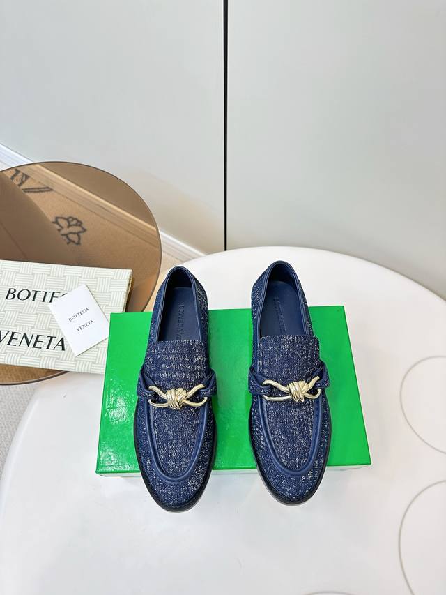 Bottega Veneta 25Aw早秋Bv 牛仔布 乐福鞋 Bottega Veneta 24Aw早秋新品标志性金属质感绳结 老钱风拿捏的妥妥的 精致平底用