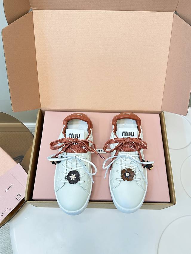 顶级版本 飞机盒套装+原版扣件 Miumiu｜缪缪25K 新款系带小白鞋德训鞋休闲鞋 这款美拉德风小白鞋运动鞋妥妥的美式休闲风格～日常穿着必选！ 上脚超级好看舒