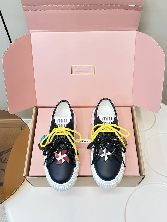 顶级版本 飞机盒套装 Miumiu｜ 缪缪2025新品3D刺绣厚底休闲鞋 皮里 ，毛里 顶级原版面料质感满满，搭配经典3D立体字母刺绣，刺绣Logog立体饱满，