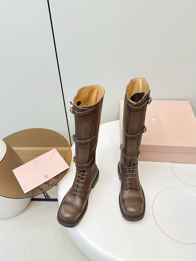 顶级版本 Miumiu｜缪缪秋冬走秀款复古机车靴 长靴 今年最值得入手的靴子 没有之一！超多网红明星上脚 Miumiu今年秋冬确实泰酷辣 秋冬限定款 专柜非常难