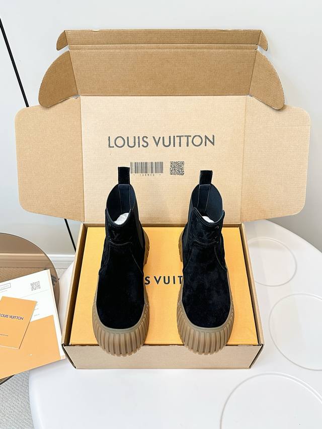 顶级版本 豪华包装 Louis Vuitton Lv经典老花压印切尔西短靴 Lv Ruby 短靴顶级版本爆款来袭，哈哈新款的靴靴非常特别，平底靴在硬朗和柔美之间