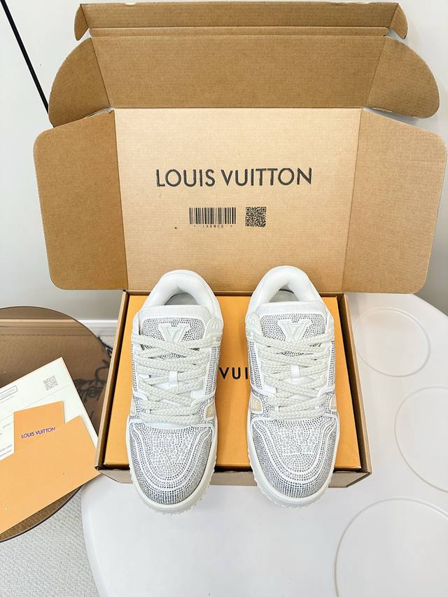 品质 配飞机盒 Louis Vuiton 路易威登 新款 Lv Trainer 小胖叮 休闲运动鞋 烫钻款 此款Lv Trainer运动鞋小胖丁是由设计师Vir