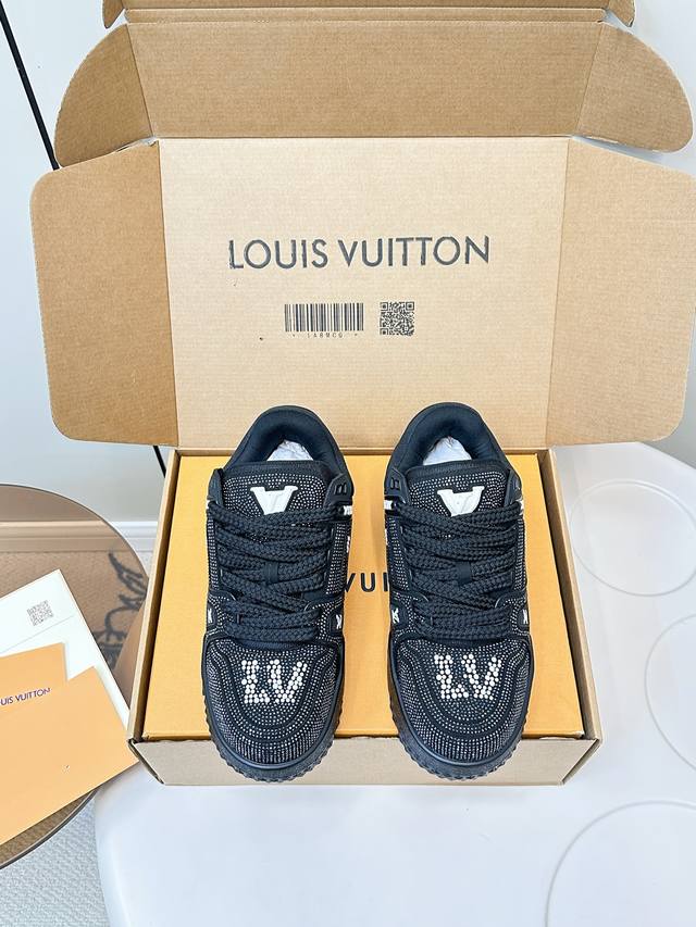 顶级品质 配飞机盒 Louis Vuiton 路易威登 新款 Lv Trainer 小胖叮 休闲运动鞋 烫钻款 此款Lv Trainer运动鞋小胖丁是由设计师V