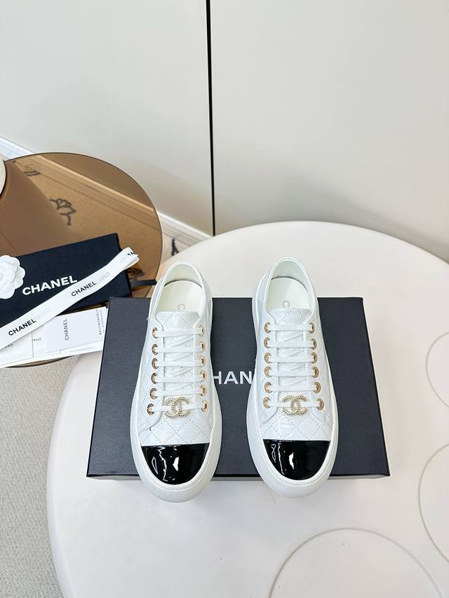 Chanel小香25Ss专柜新品大头鞋 厚底乐福鞋 这款经典设计；鞋面油蜡皮风格；大底时尚运动；不平凡的拥入了多种配色元素 多元化混搭非常好看百搭，休闲，时尚，