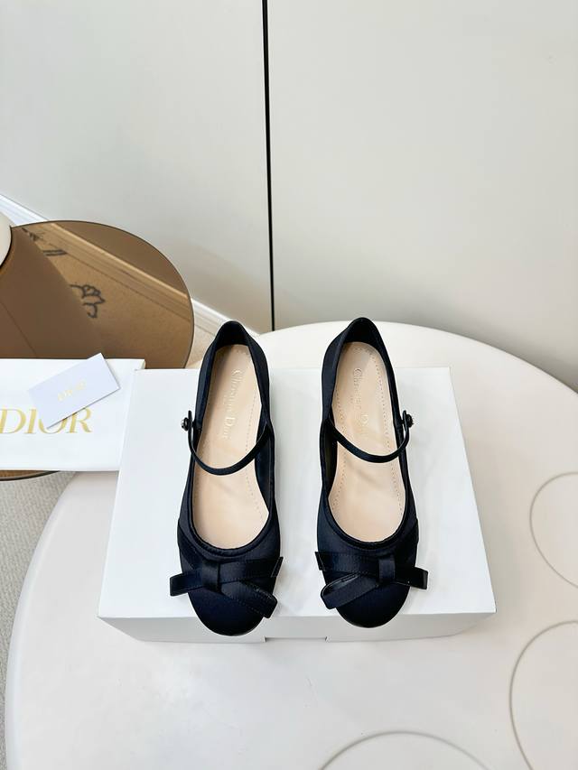 顶级原单 配飞机盒 Dior｜迪奥 新品芭蕾舞鞋蝴蝶结玛丽珍平底鞋 新品珍珠菱格纹芭蕾舞 ～ 芭蕾鞋经典的蝴蝶结 织带Cd扣细节的珍珠设计精致 必备款舒适感真的