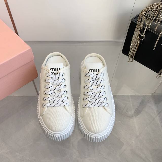 Miumiu 谬谬 25春新款 厚底饼干鞋 最新走秀款，经典升级 舒适度与时髦度并存 每个颜色搭配都好看，设计搭配不同风格需求 鞋面：原版定制布 内里: 原版定