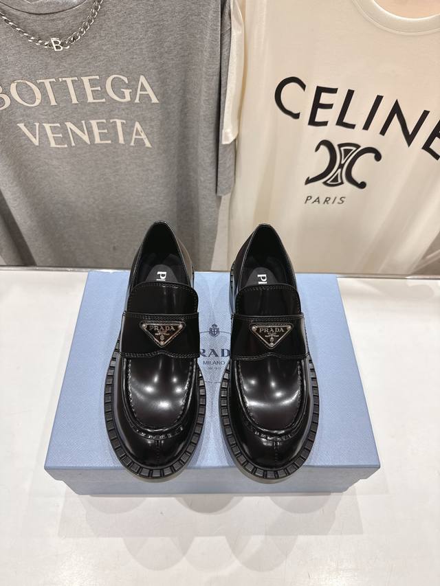 高版本出厂 Prada* 普拉达Ss25New Arrival～P家2025Ss新品三角扣单鞋乐福鞋 顶级品质... 经典三角标，经典鞋型，可以给予满眼的爱意