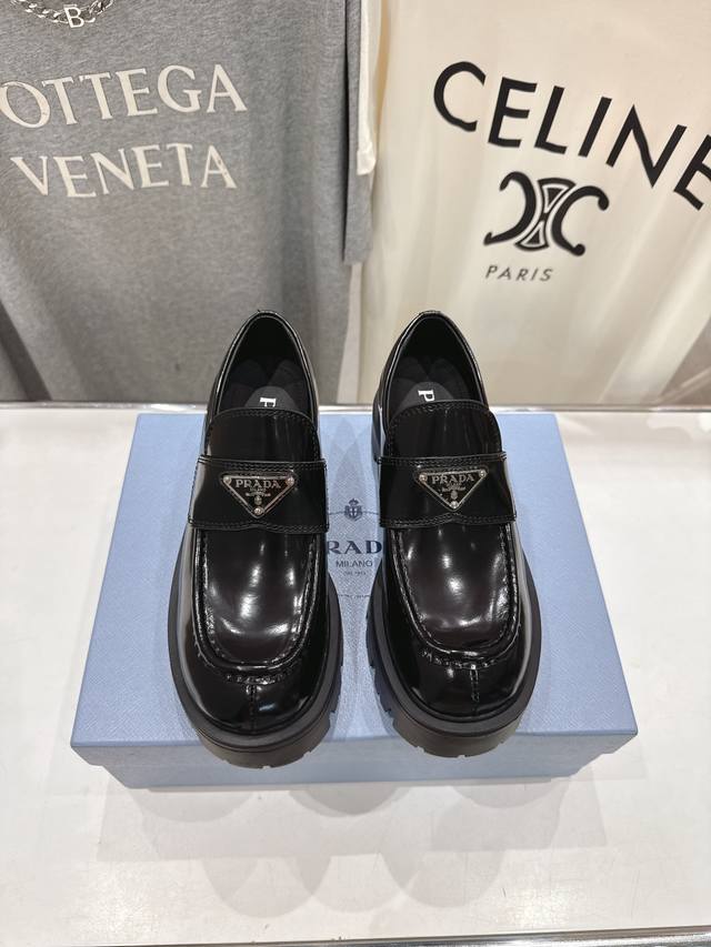 高版本出厂 Prada* 普拉达Ss25New Arrival～P家2025Ss新品三角扣单鞋乐福鞋 顶级品质... 经典三角标，经典鞋型，可以给予满眼的爱意