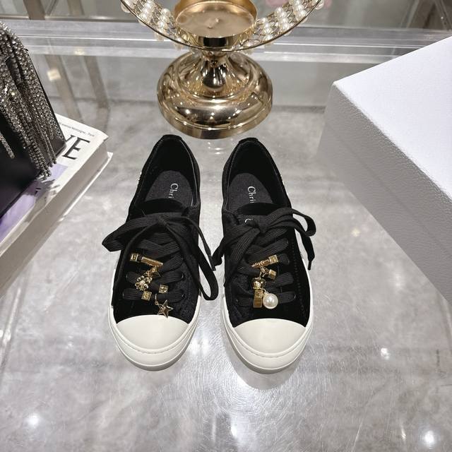 出厂 Dior 迪奥 2025Ss新款 Lucky系列绸缎小白鞋滑板鞋休闲运动鞋 顶级版本原版购入开发做货 这款迪奥运动鞋鞋面采用白色丝绸面料，侧面饰以金色饰面