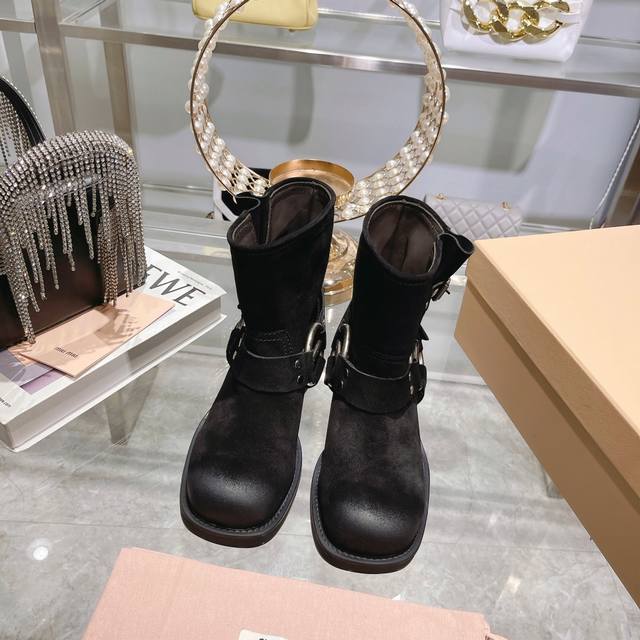 出厂 羊京 Miumiu 25秋冬新品限量锁口短靴 爆款靴靴Miu系全球限量款靴子 重工艺手工鞋 复古擦色牛皮气质马丁靴 满满的复古感整个皮料选用进口小牛皮 皮