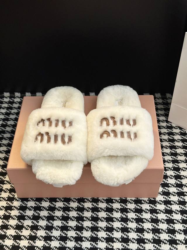 厚底个性字母Logo毛拖 秋冬潮品毛毛拖！欧美名媛 明星网红Girl 大 爱款 ，澳洲羊皮毛一体，毛毛蓬松柔软 亲肤柔软冬季必 备款 富有时尚元素，鞋面外表 贵