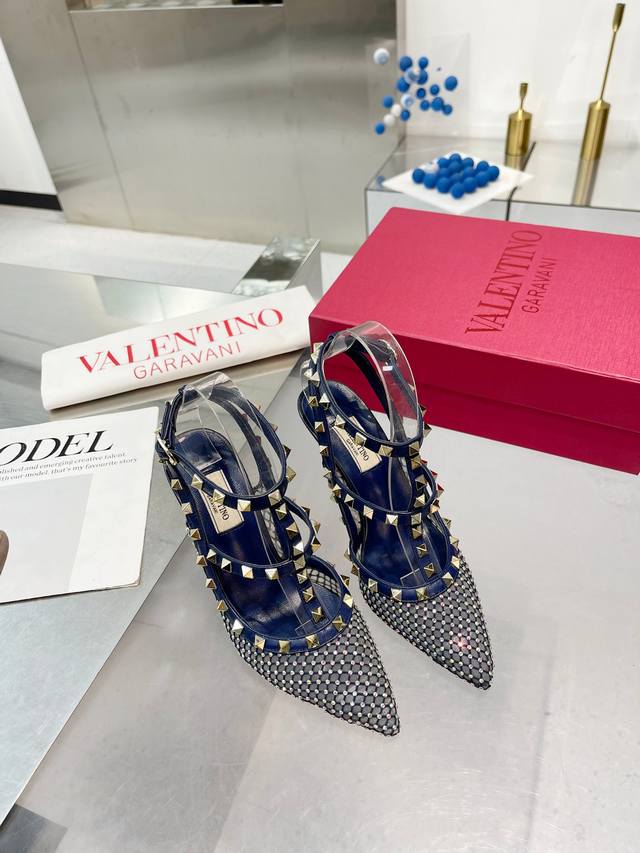 工厂P皮底 橡胶底 华伦天奴 春夏新款女士后8色新品 经典 小铆钉五金配件，鞋面纱网点钻工艺衬托出满满的高级感，新一季不负期待！ 值得入手★绝对的上档次原版1：