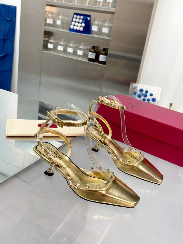 工厂P橡胶底 真皮底 华伦天奴 春夏新款女士后空6色新品 独特的 经典 小铆钉五金配件，衬托出满满的高级感，新一季不负期待！ 值得入手★进口牛漆皮 绝对的上档次