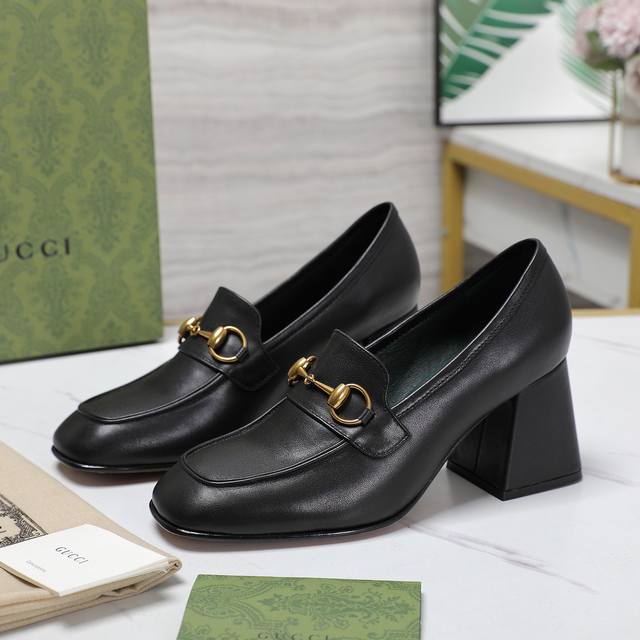 最高版本 独家新款首发 Gucci古*驰最新爆款拖鞋 双G 电镀跟 独特彰显品牌魅力 原汁原味的欧式风格，上脚非常完美穿搭上配此鞋，优雅大方，晶莹剔透，无论种各