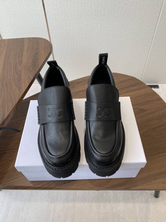 Celine 25Ss 思琳秋冬最新走秀款Lisa同款厚底乐福鞋 好多明星网红上脚 无敌显瘦 上脚超级好看百搭 进口意大利小牛皮皮质柔软 原版定制五金扣 鞋底厚