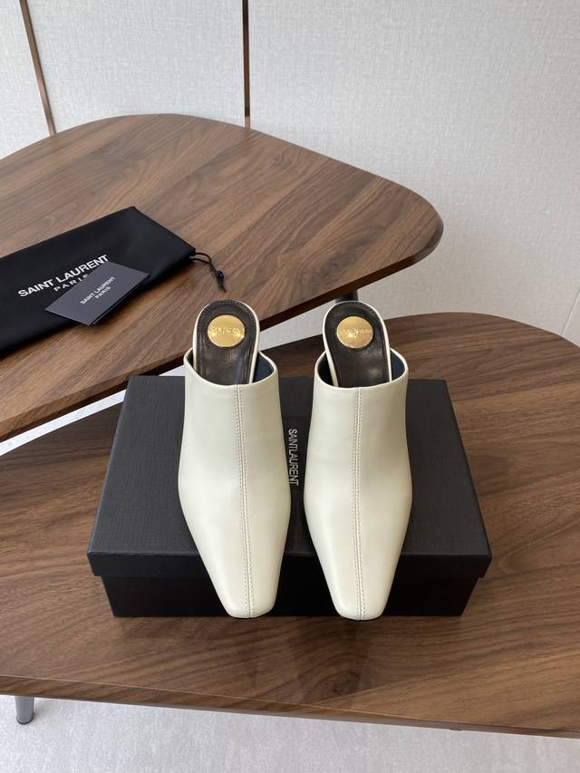 Saint Laurent 圣罗兰 25 Ss秋冬平底秋冬半拖 宝藏时髦单品 众多明星超模追捧，Ysl家设计流露隽永摩登的香调，赋予新季一些浪漫主义！ 鞋面：进