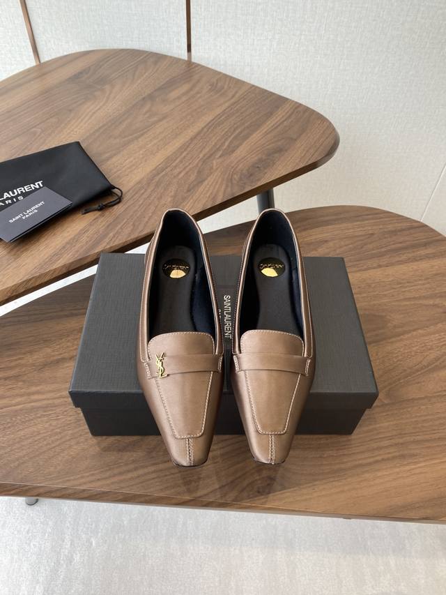 真丝 牛油皮 Saint Laurent 圣罗兰 25 Ss秋冬平底秋冬单鞋 宝藏时髦单品 众多明星超模追捧，Ysl家设计流露隽永摩登的香调，赋予新季一些浪漫主