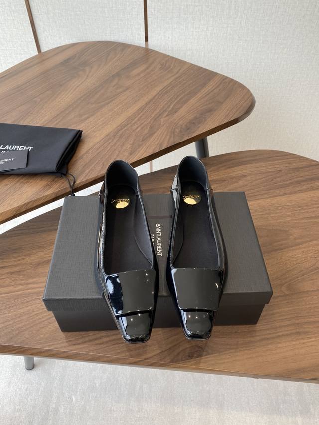 Saint Laurent 圣罗兰 25 Ss秋冬平底秋冬单鞋 宝藏时髦单品 众多明星超模追捧，Ysl家设计流露隽永摩登的香调，赋予新季一些浪漫主义！ 鞋面：进