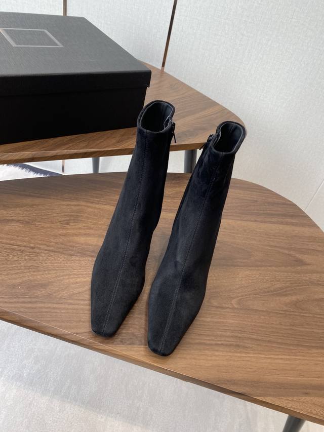 麂皮 牛皮 Saint Laurent 圣罗兰 25Ss秋冬新款 侧拉链 高跟 短靴靴 整个鞋非常的简约大气 小方头更加的精致时髦 可以看到我们靴子侧面是按照人