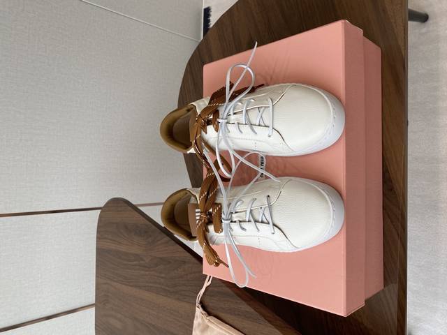Miu Miu 25Ss 缪缪厚底饼干底 25Ss 春夏新款英伦风系带 小白鞋 休闲鞋 Miumiu秀场适当独一无二的擦色工艺工艺来自Miu Miu系列的细节特