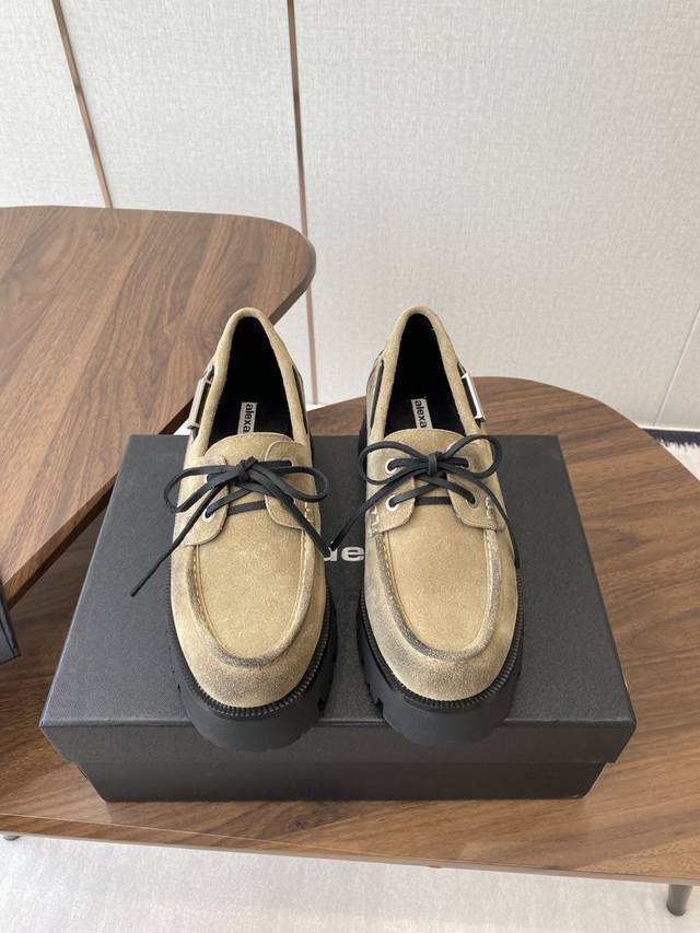 Alexander Wang Aw Carter Jennie 大王这 厚底乐福鞋好绝，同款乐福鞋来自压力山大王 Haileybieber撞鞋！ 新款相比之前的