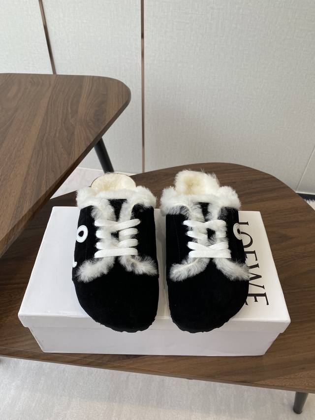 Loewe 25Ss 秋冬系列 情侣款 羊毛 拖鞋这个品牌刚出我就心动了 代购找很久才买到货，真的一鞋难求，真的超级好看，姐妹们给我冲 Size：#女35-40