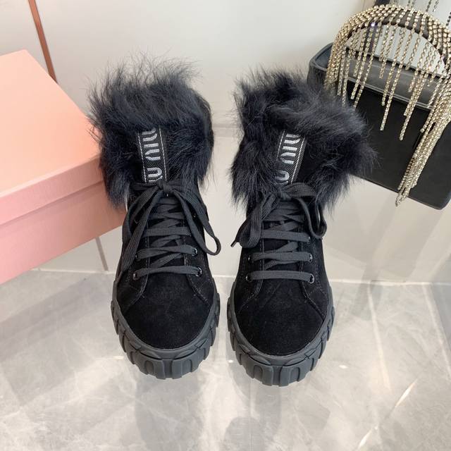 出厂价Pp Miumiu缪缪雪地靴棉鞋 秋冬新款棉鞋毛毛单鞋来自Miu Miu系列的细节特写 新季的潮流要素 与此刻挚爱的概念，多元对撞，传达现代风格~ 怎么穿