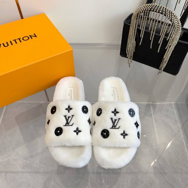 工厂P价 P.独家新款 压胶注塑工艺 Lv 24新款羊毛拖鞋頂级品质纯皮毛一体羔羊毛打造！米超温暖的感觉，穿上仿佛踩在云朵上经典老花装饰，精致高级！让这双毛拖身