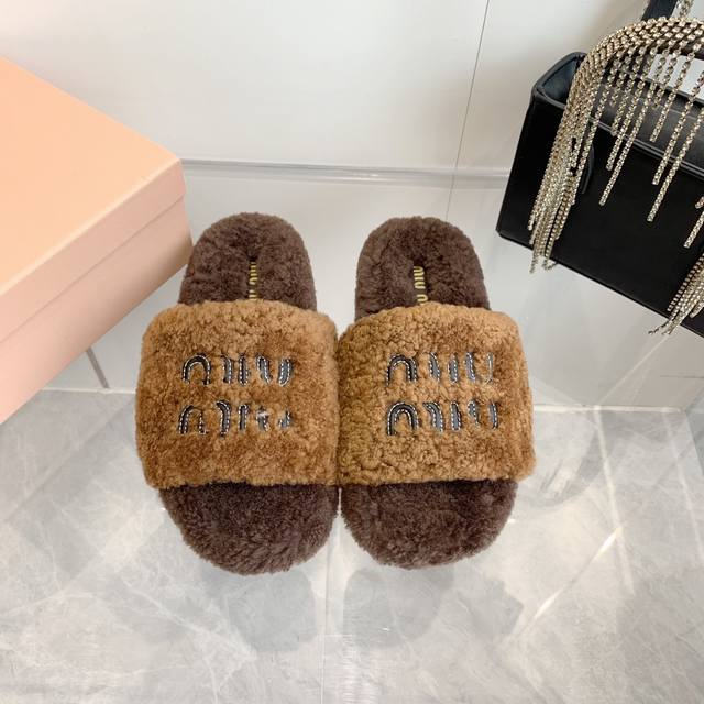 Miu Miu 新款刺绣羊毛拖鞋 欧洲进口A级羊毛 与原版一致满鞋全部采用纯羊毛 鞋面和垫脚Logo采用混种羊皮， 大底与原版一样的Tpu材质底片耐磨防滑！！