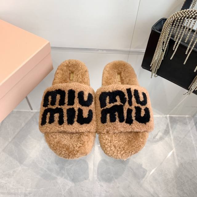 Miumiu 新色羊毛拖鞋頂级品质纯皮毛一体羔羊毛打造！米超温暖的感觉，穿上仿佛踩在云朵上经典字母装饰，精致高级！让这双毛拖身价陡增！鞋底是原版开模的防滑橡胶大