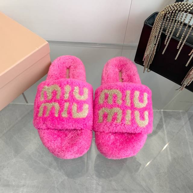 Miumiu 新色羊毛拖鞋頂级品质纯皮毛一体羔羊毛打造！米超温暖的感觉，穿上仿佛踩在云朵上经典字母装饰，精致高级！让这双毛拖身价陡增！鞋底是原版开模的防滑橡胶大