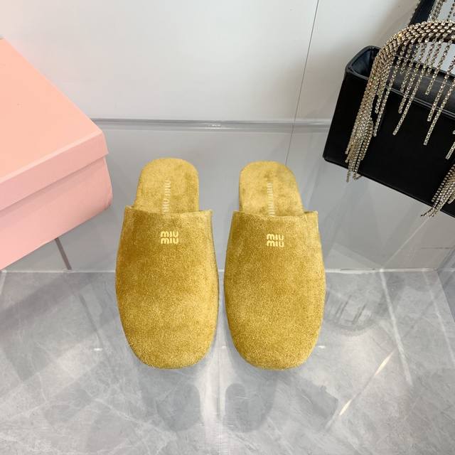 Miumiu 秋夏系列穆勒鞋拖鞋包头小羊皮半拖Zp开发 原版拆卸 对版拖鞋秒杀市面版本 Miu真的太少女啦 超级柔软舒服的脚感 材料：原版磨砂皮 小羊皮 原版橡